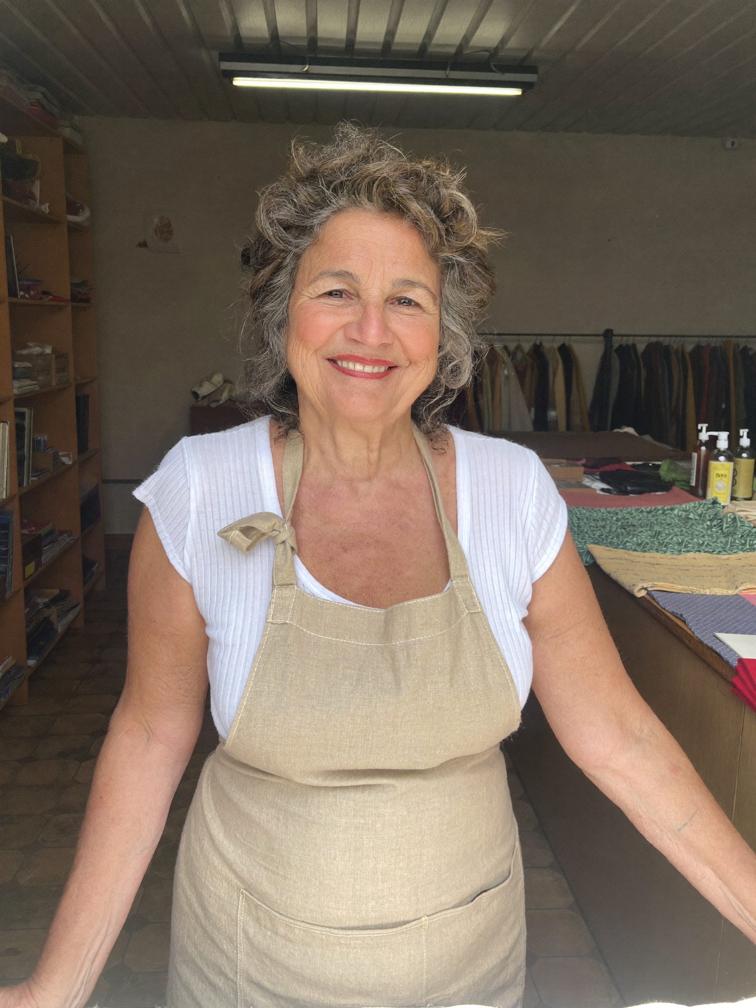 Retrato da proprietária da Casa Medeiros à bancada de costura